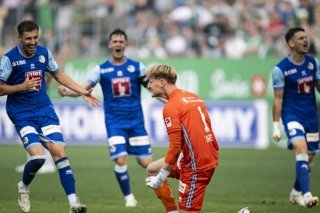Pascal Loretz jubile: il vient d'arrêter un penalty pour offrir les trois points à Lucerne. KEYSTONE/GIAN EHRENZELLER